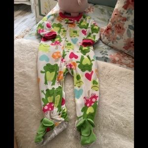 Carter’s PJ onesie zip up pajama 12 mo with frogs. Pink green hearts 💖